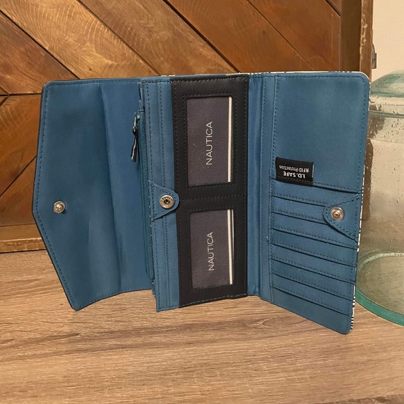 Nautica Money Manager RFID Women's Wallet Clutch Organizer in Navy and White - Picture 3 of 6